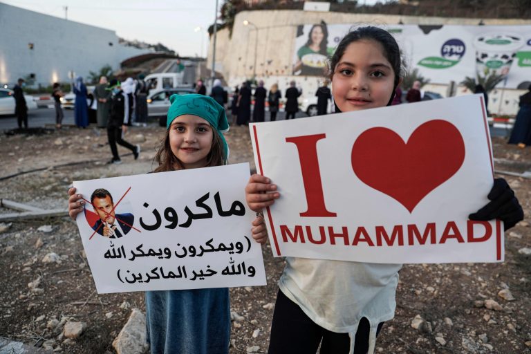 French Cartoons: Thousands Protest in Bangladesh